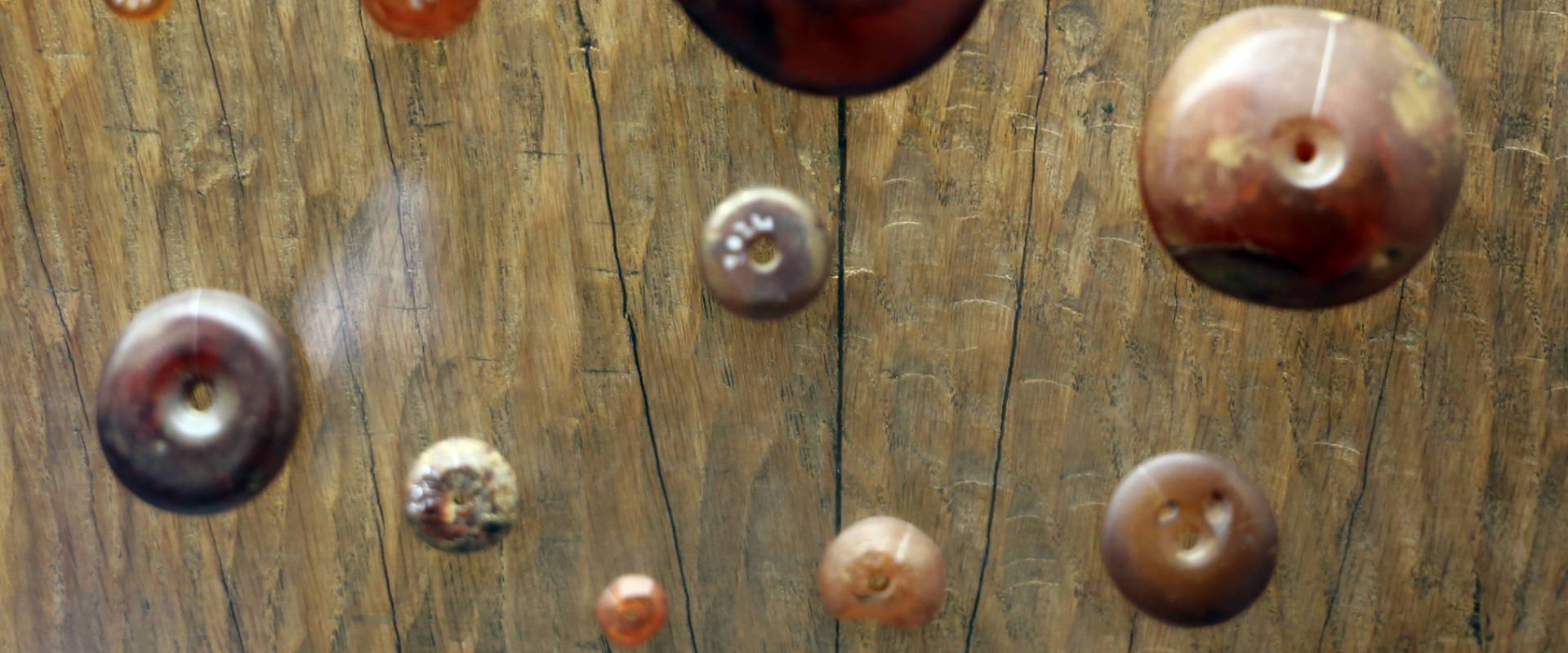 Bronzo medio e recente, perle in ambra baltica, da castione dei marchesi, xvi-xii secolo ac. ca foto di Sailko
